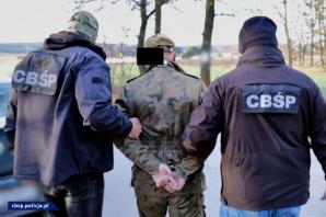 [VIDEO]  Potężne uderzenie w nielegalny rynek broni – 63 osoby podejrzane i zlikwidowane „arsenały”. Nielegalny towar był przemycany do Polski z Europy Zachodniej oraz Czech 