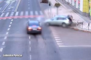 [VIDEO] Niebezpieczny wypadek uchwyciła kamera monitoringu. Zawsze zatrzymuj się na czerwonym świetle!