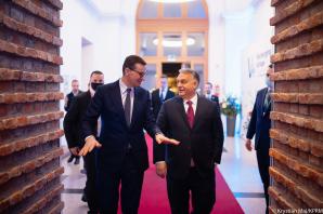 [VIDEO] Premier Mateusz Morawiecki wziął udział w spotkaniu szefów rządów państw Grupy Wyszehradzkiej z prezydentem Francji. Omówiono m.in. kwestie wysokiej ceny gazu i manipulacje ze strony Rosji