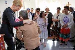 Tirana. Małżonka Prezydenta z wizytą u Sióstr Misjonarek Miłości