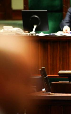 [VIDEO] Sejm: Program 500+ realizuje postawione cele. Przede wszystkim redukuje ubóstwo i inwestuje w rodzinę