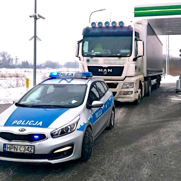 Pijany kierowca TIR-a niósł w ręku butelkę wódki