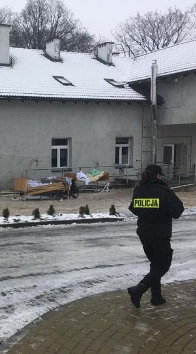 Działania policjantów na miejscu pożaru hospicjum w Chojnicach. 4 ofiary!